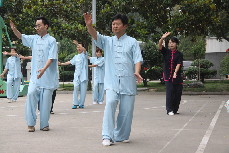 聘請陳式太極拳知名教練教學(xué)，開展太極拳興趣小組活動。